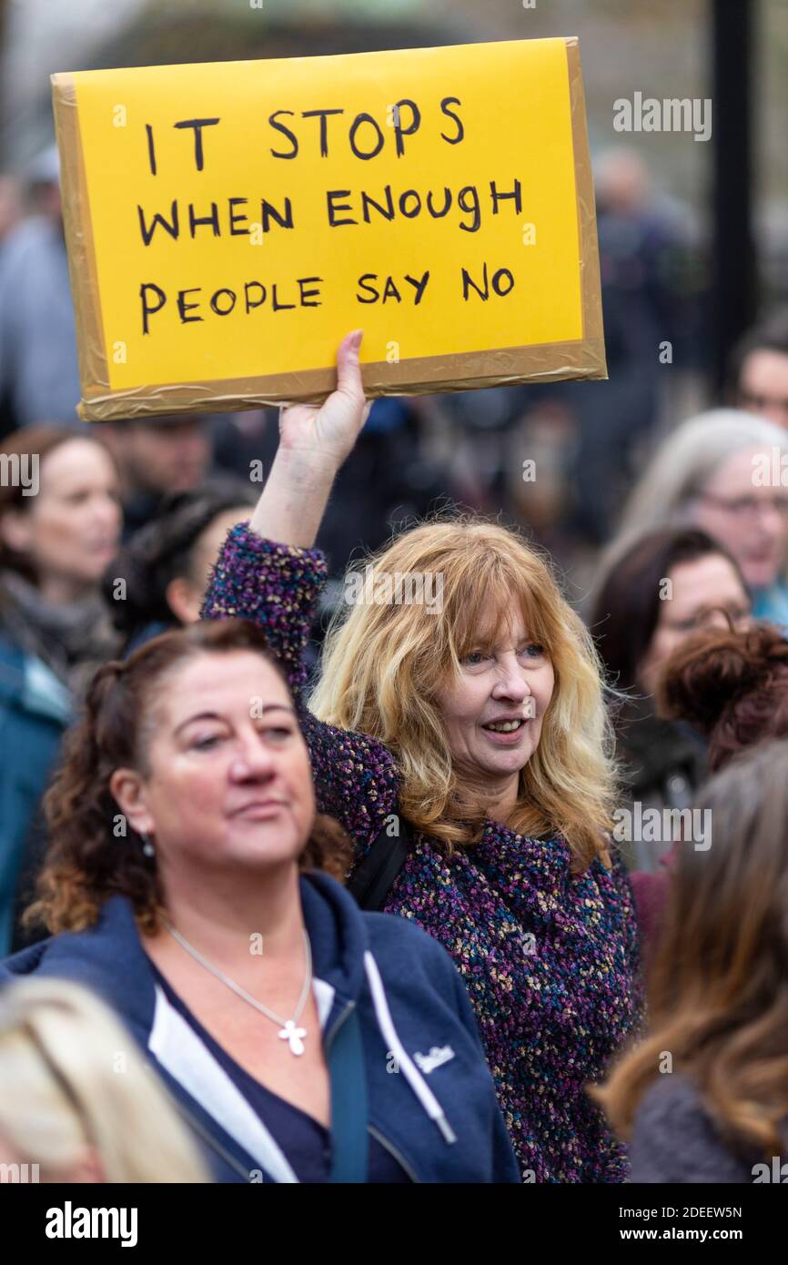 Manifestation anti-verrouillage, Londres, 28 novembre 2020. Portrait d'un manifestant féminin tenant un écriteau à Hyde Park. Banque D'Images