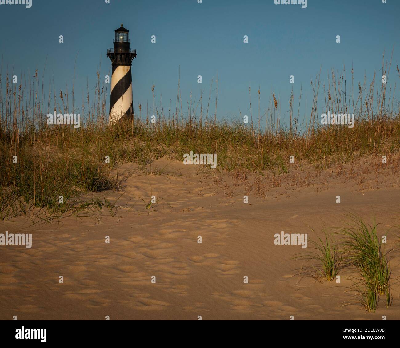 Le phare de Cape Hatteras s'élève au-dessus des dunes Banque D'Images
