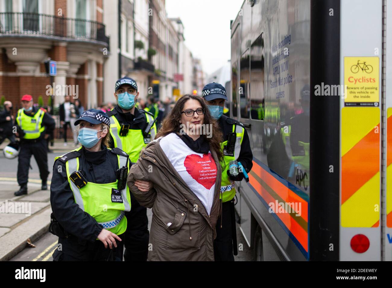 Manifestation anti-verrouillage, Londres, 28 novembre 2020. Une manifestante féminine est arrêtée par des policiers et conduite dans une camionnette de police. Banque D'Images