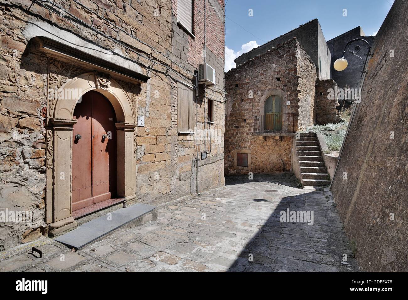 Ancienne porte d'entrée dans les rues de Castel di Lucio, architecture de la Sicile et preuve culturelle Banque D'Images