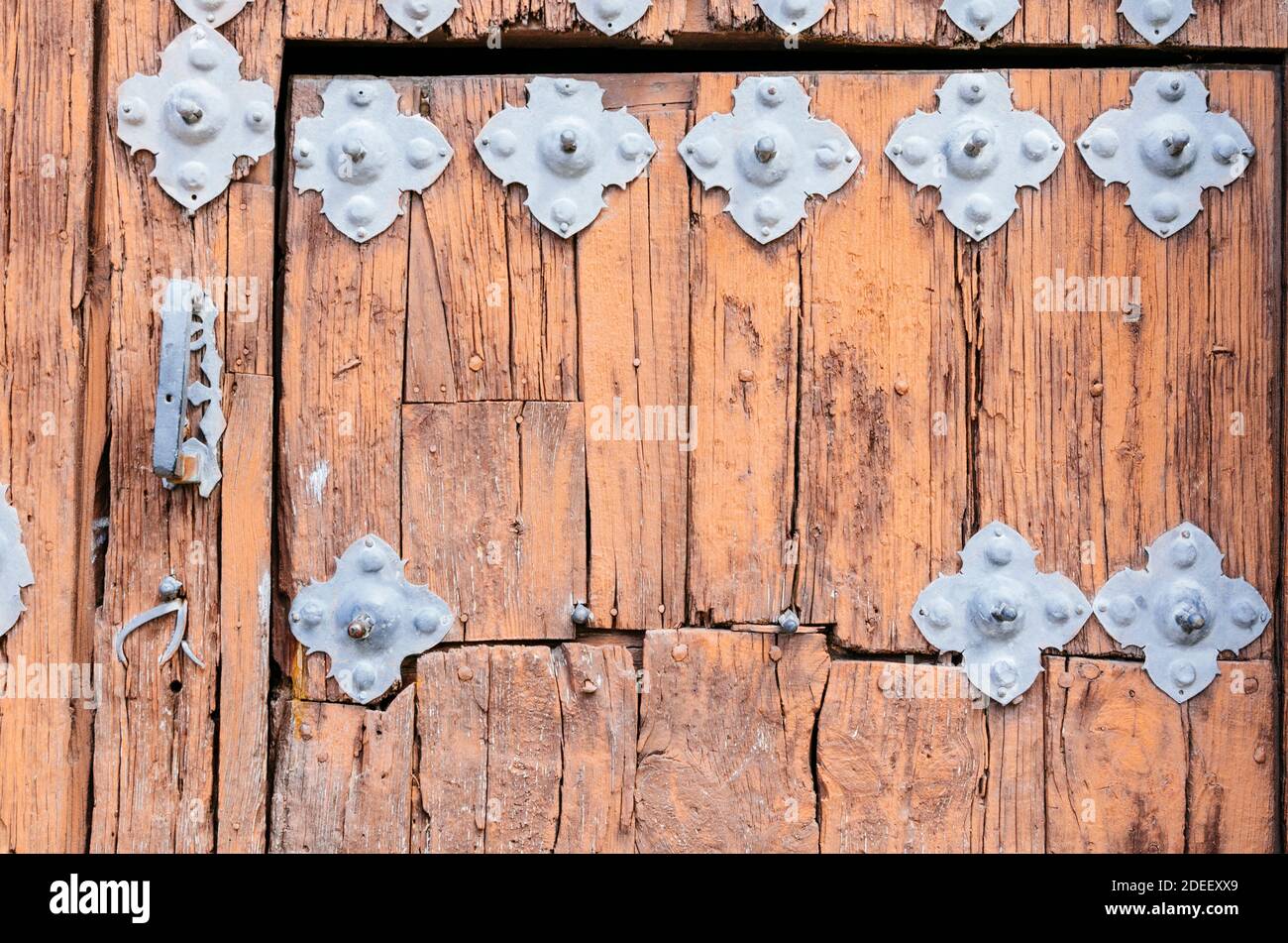 Porte avec rivets métalliques. Arévalo, Ávila, Castilla y León, Espagne, Europe Banque D'Images