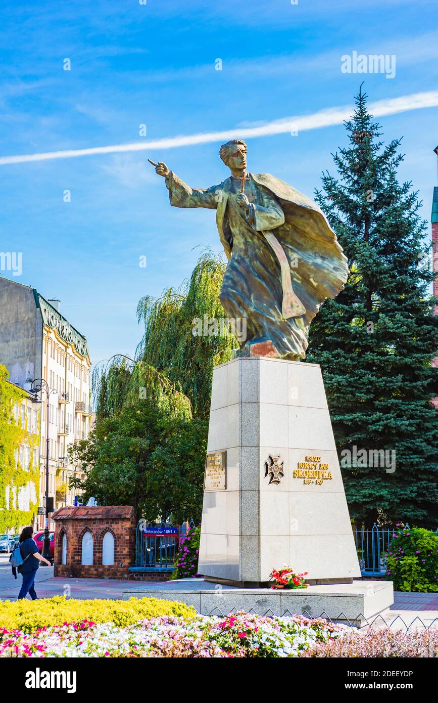 Le monument du révérend Ignace Skorupka a été réalisé par un sculpteur Andrzej Renes. Il a été dévoilé le 13 août 2005 devant la cathédrale Saint-M. Banque D'Images