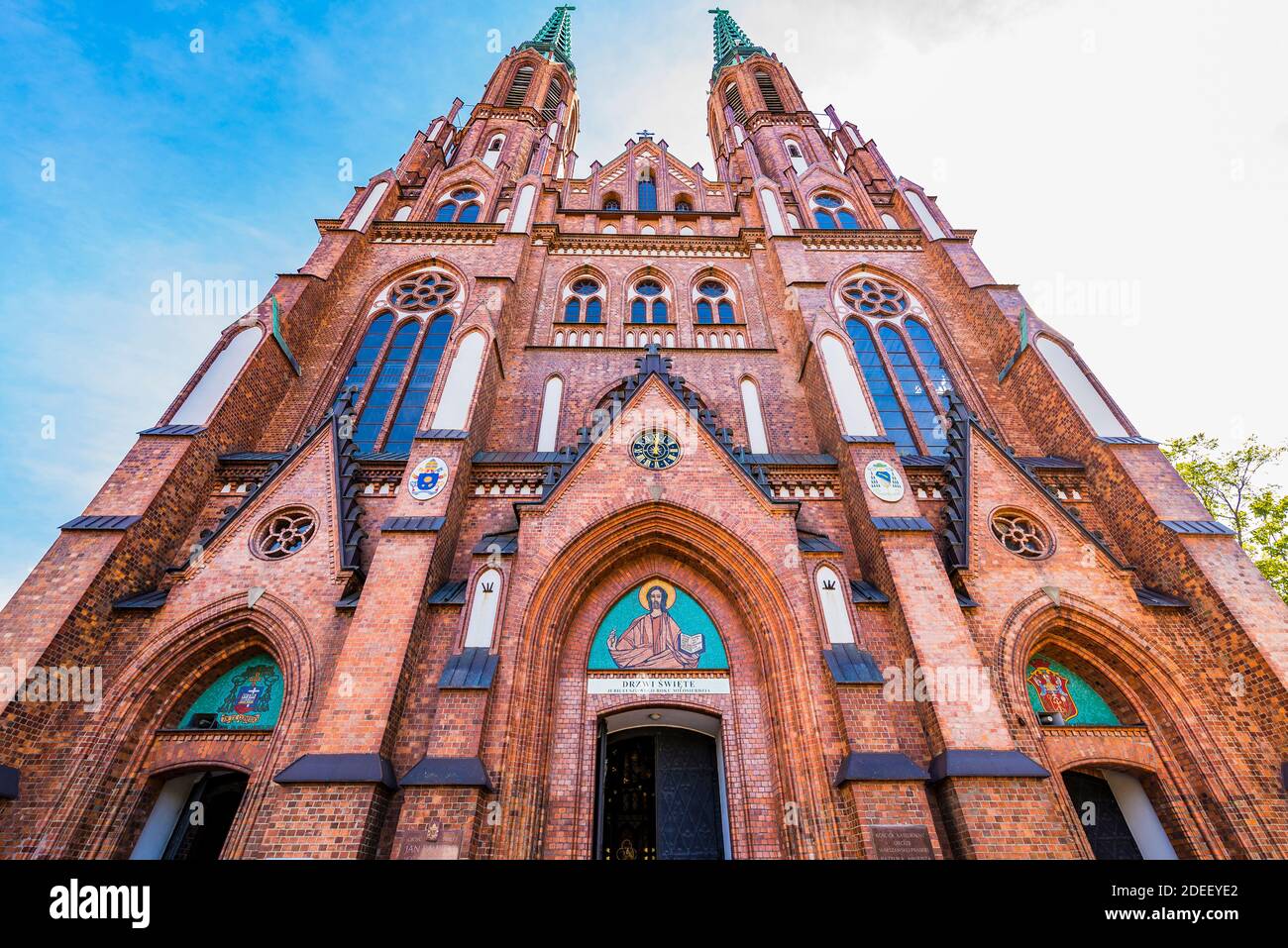 La cathédrale Saint-Florian, ou la cathédrale Saint-Michel l'Archange et Saint-Florian le Martyr. Les tours de 75 mètres dominent le Praga dist de l'est de Varsovie Banque D'Images