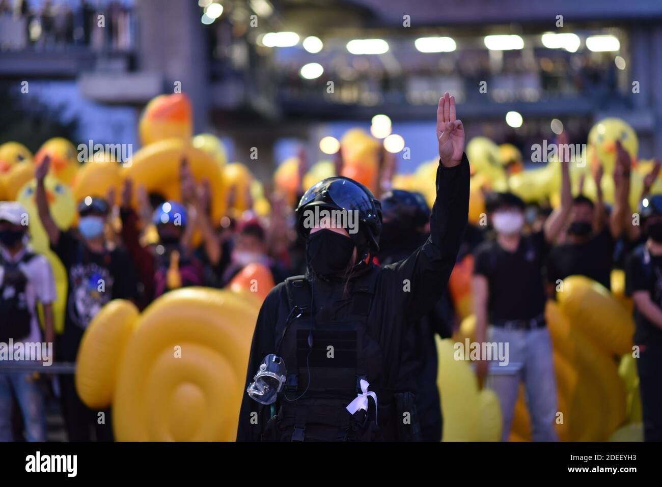 Bangkok, Thaïlande. 29 novembre 2020. (11/29/2020) des groupes antigouvernementaux lèvent trois doigts avant mars au 11e Régiment d'infanterie (Thaïlande) de Bangkok. (Photo de Teera Noisakran/Pacific Press/Sipa USA) crédit: SIPA USA/Alay Live News Banque D'Images