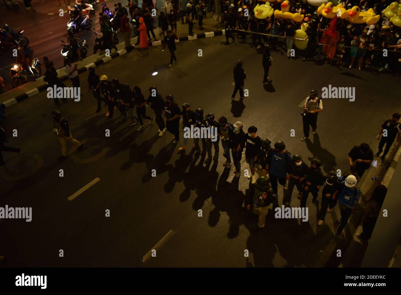 Bangkok, Thaïlande. 29 novembre 2020. (11/29/2020) des volontaires de sécurité avant la procession des manifestants antigouvernementaux marchent devant les casernes du 11e Régiment d'infanterie, à Bangkok, dans la soirée du 29 novembre 2020. (Photo de Teera Noisakran/Pacific Press/Sipa USA) crédit: SIPA USA/Alay Live News Banque D'Images