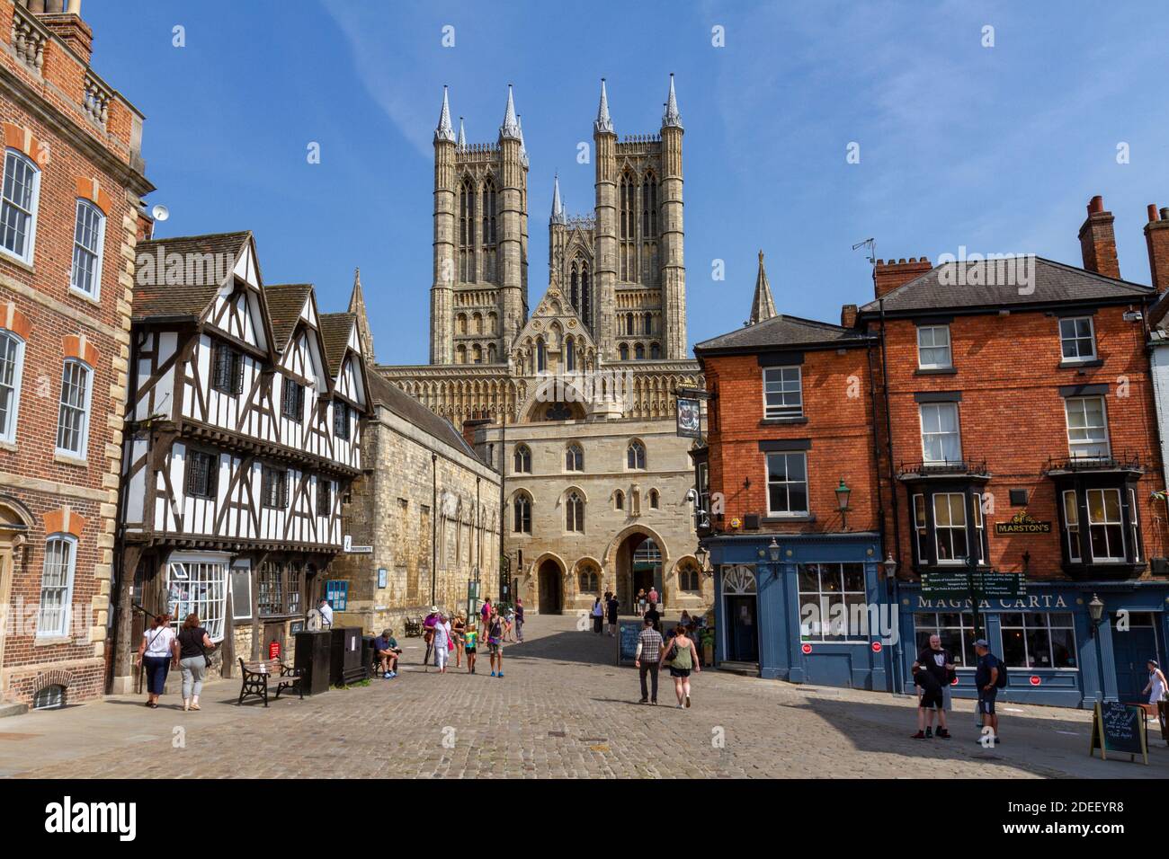 Vue sur Castle Hill vers la porte de l'Échiquier avec la cathédrale Lincoln derrière, Lincoln, Lincolnshire, Royaume-Uni. Banque D'Images