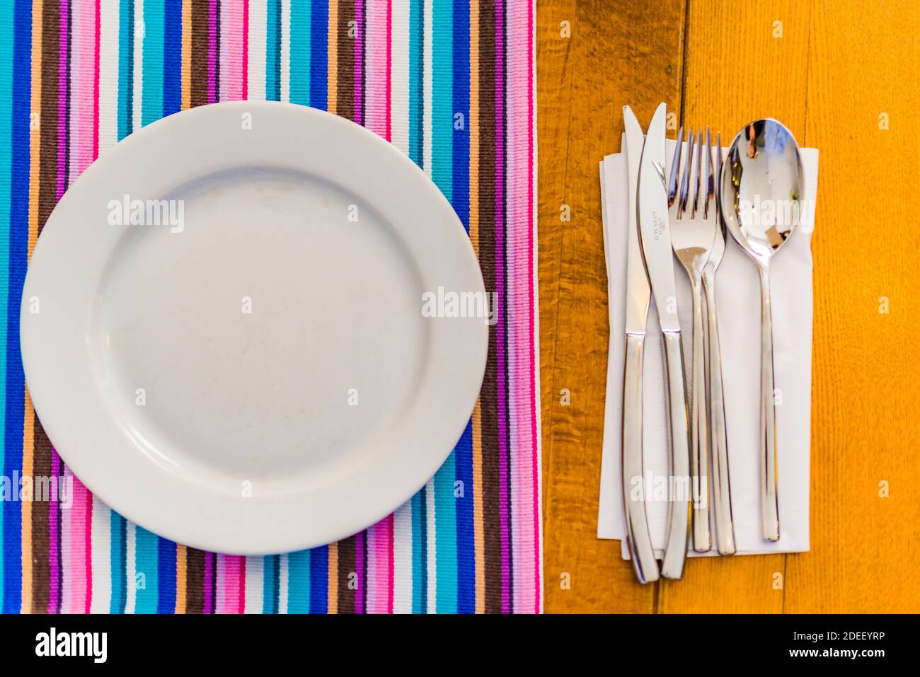 Table colorée dans un restaurant. Varsovie, Pologne, Europe Banque D'Images