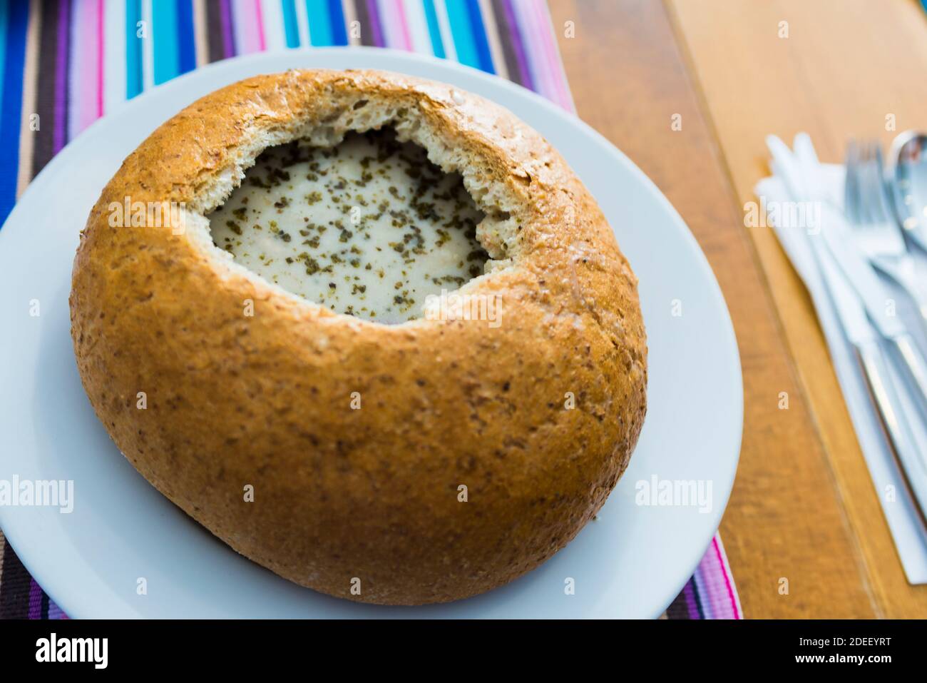 Aliments traditionnels polonais : Zurek tresciwy W chlebie - z jajem ekologicznym. Soupe traditionnelle à la viande servie dans du pain avec un œuf de poule. Vieille ville. Varsovie, Pol Banque D'Images