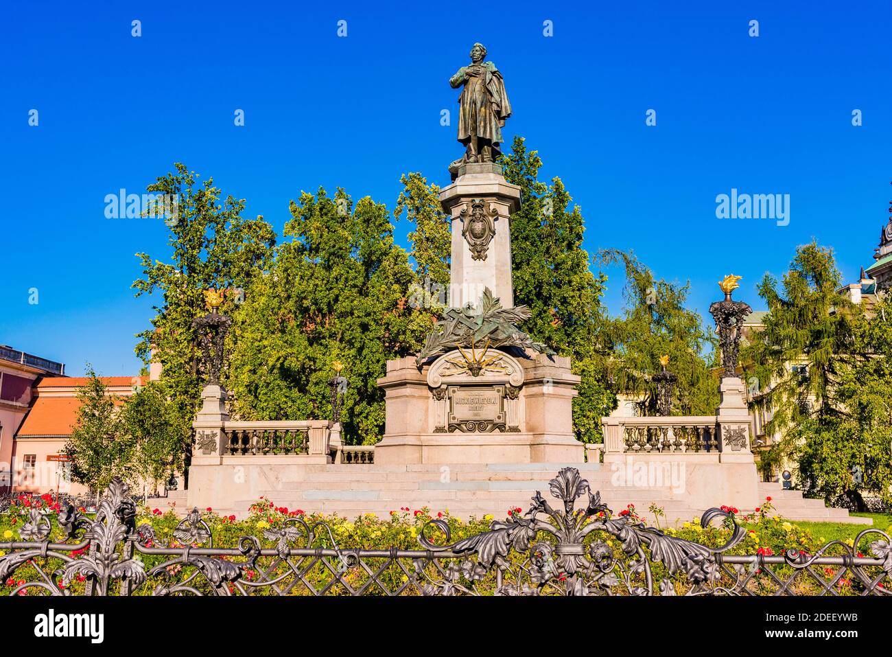 Le monument Adam Mickiewicz est un monument dédié à Adam Mickiewicz, poète polonais. Le monument néo-classicien a été construit en 1897–1898 par un sculpteur Banque D'Images