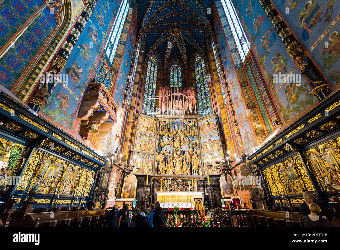 Nef, choeur et autel avec retable. Basilique Sainte-Marie. Cracovie, Comté de Cracovie, petite Pologne Voivodeship, Pologne, Europe Banque D'Images