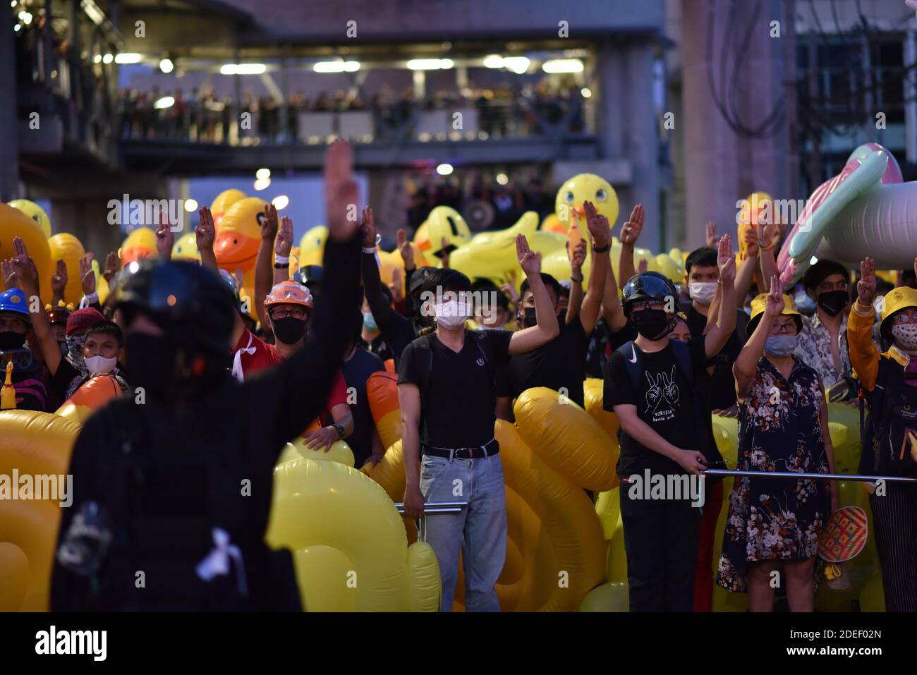 Bangkok, Thaïlande. 29 novembre 2020. (11/29/2020) des groupes antigouvernementaux lèvent trois doigts avant mars au 11e Régiment d'infanterie (Thaïlande) de Bangkok. (Photo de Teera Noisakran/Pacific Press/Sipa USA) crédit: SIPA USA/Alay Live News Banque D'Images