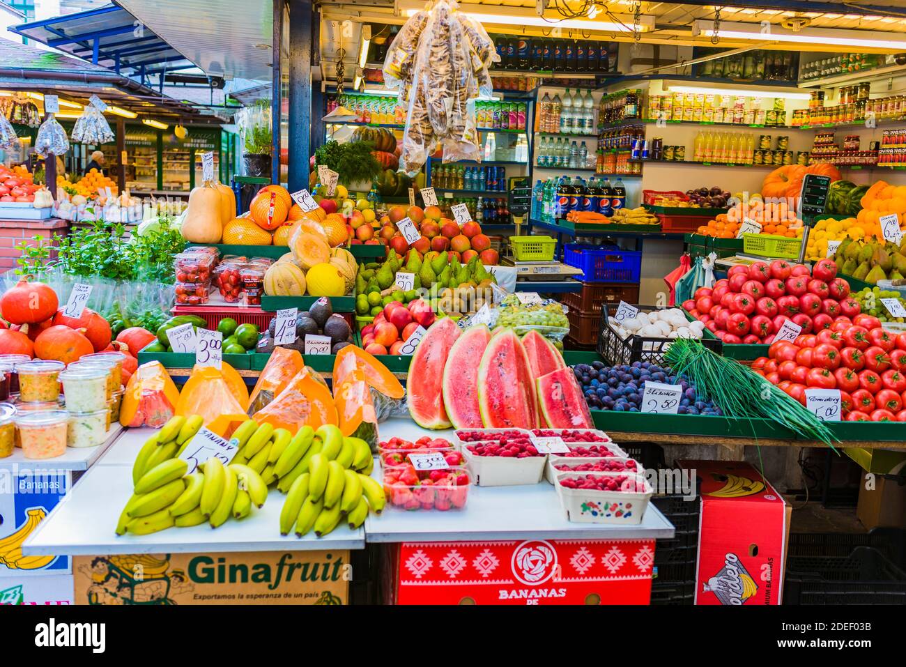 Marché Stary Kleparz. Une tradition de plus de 800 ans, ce grand marché couvert juste au nord du Barbican offre des prix avantageux et le meilleur sel Banque D'Images