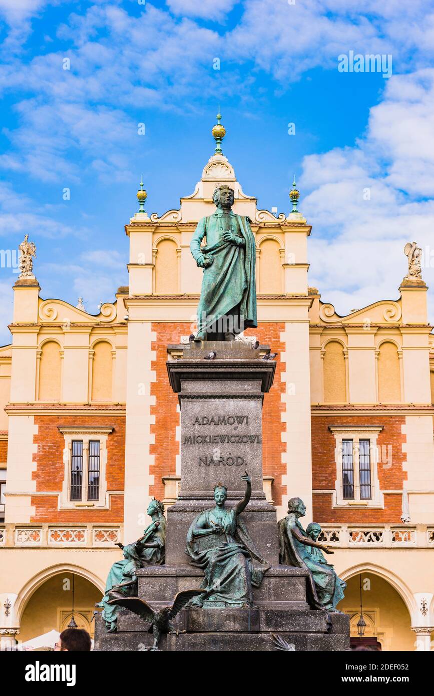 Le monument Adam Mickiewicz de Cracovie est l'un des monuments de bronze les plus connus de Pologne, et un lieu de rencontre préféré sur la place du marché principal dans le Banque D'Images