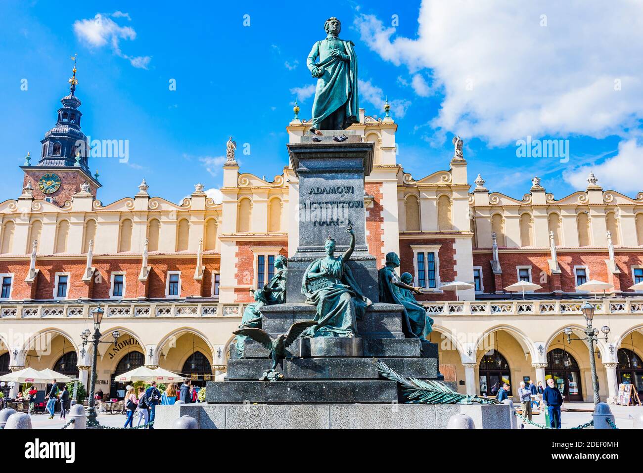 Le monument Adam Mickiewicz de Cracovie est l'un des monuments de bronze les plus connus de Pologne, et un lieu de rencontre préféré sur la place du marché principal dans le Banque D'Images