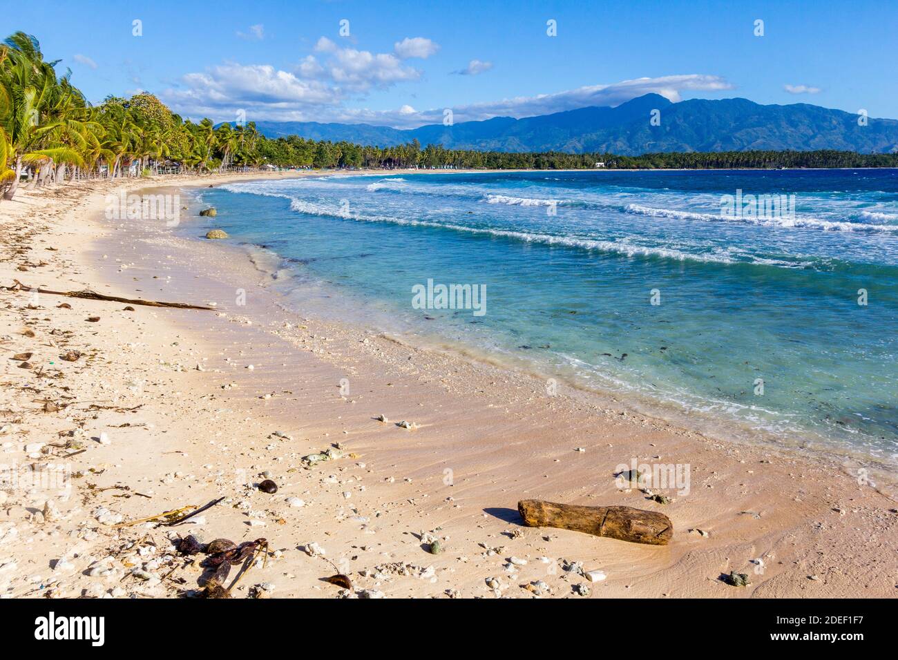 Une plage tropicale à Mati, Davao Oriental, Philippines Banque D'Images
