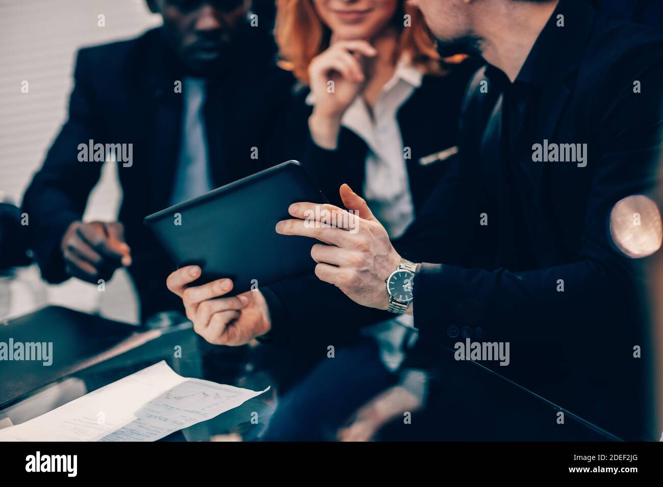 gros plan. équipe d'affaires regardant l'écran d'une tablette numérique. Banque D'Images