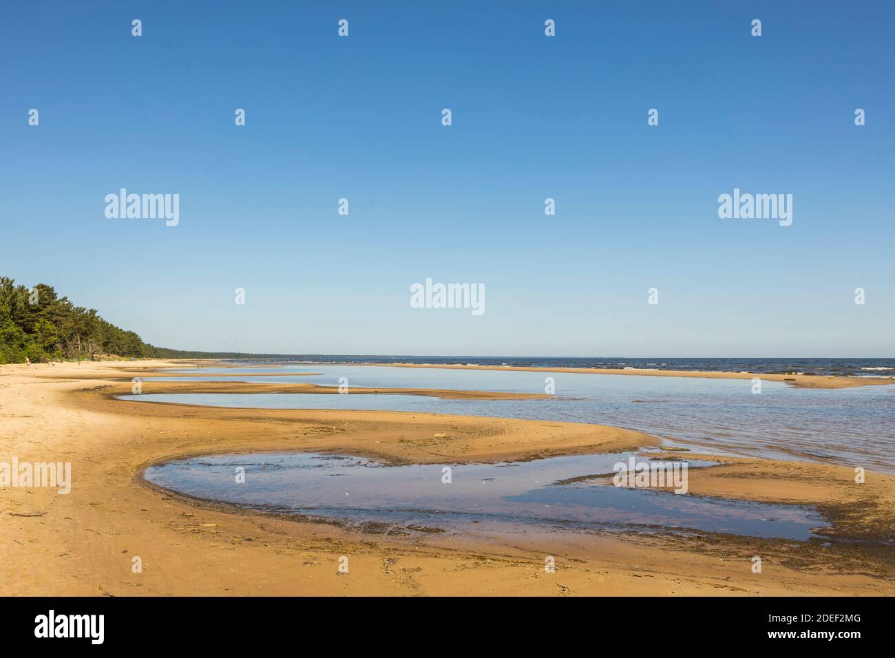 Mer Baltique au beau lever du soleil sur la plage de Lettonie. Banque D'Images
