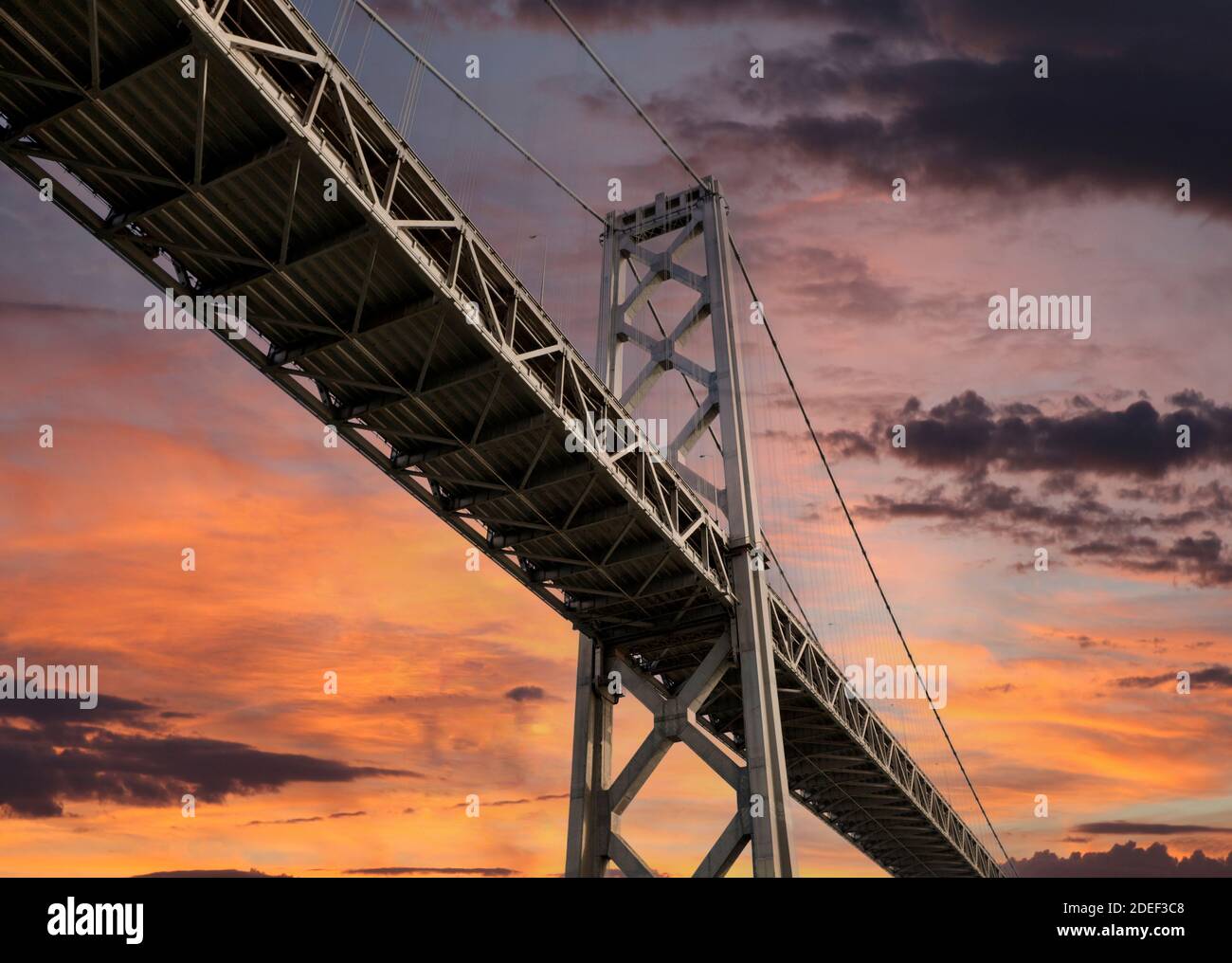 Vue en dessous du Bay Bridge entre San Francisco et Oakland California avec coucher de soleil. Banque D'Images
