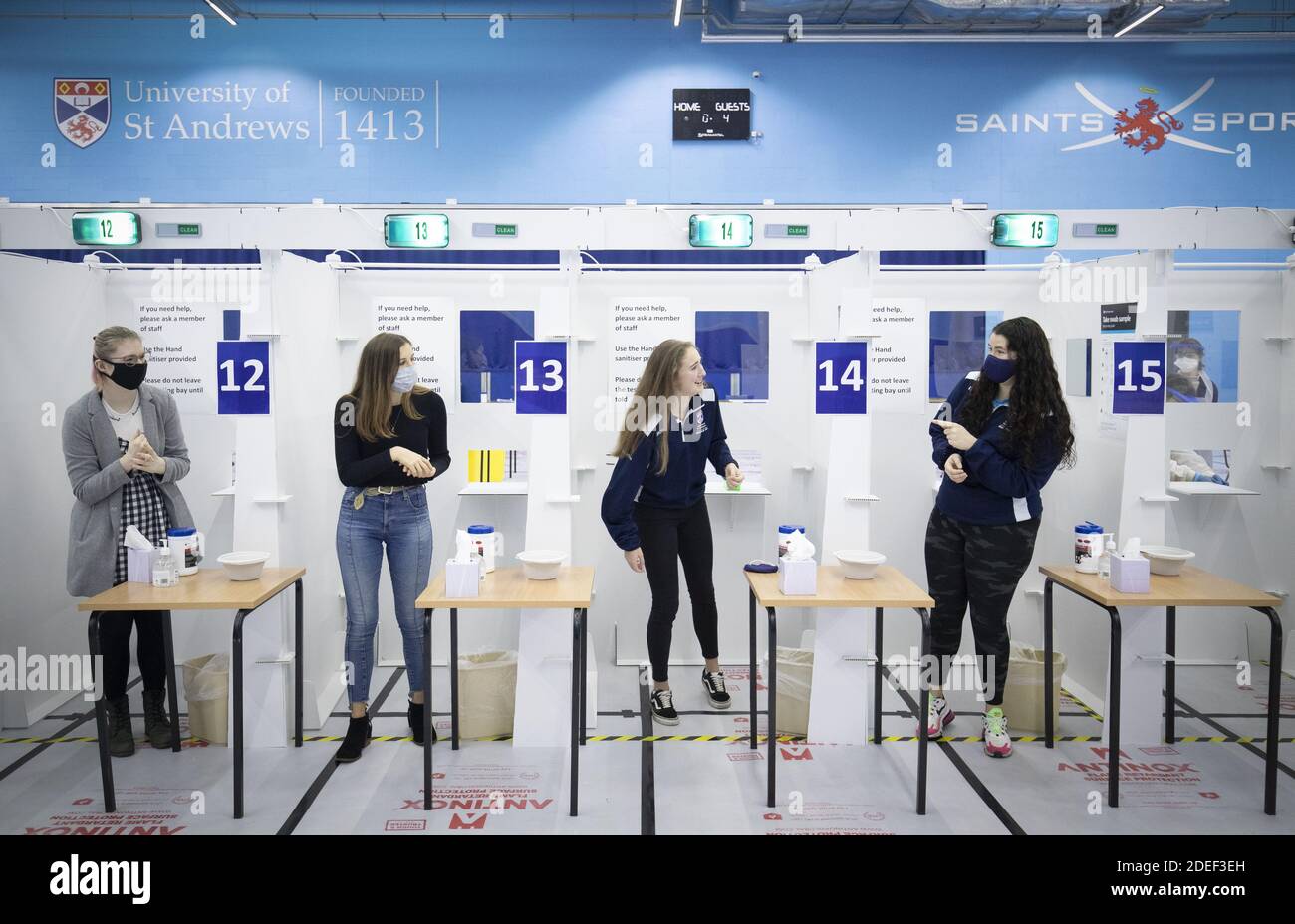 Photo du dossier datée du 27/11/20 des étudiants qui ont obtenu un test Covid-19 dans un centre d'essais de masse installé au centre sportif de l'Université St Andrews, avant les vacances de Noël. Les étudiants auront du mal à « se conformer pleinement » aux règles d'auto-isolation s'ils se montrent positifs pour Covid-19 avant Noël en raison d'un manque de soutien financier du gouvernement, a averti un syndicat. Banque D'Images