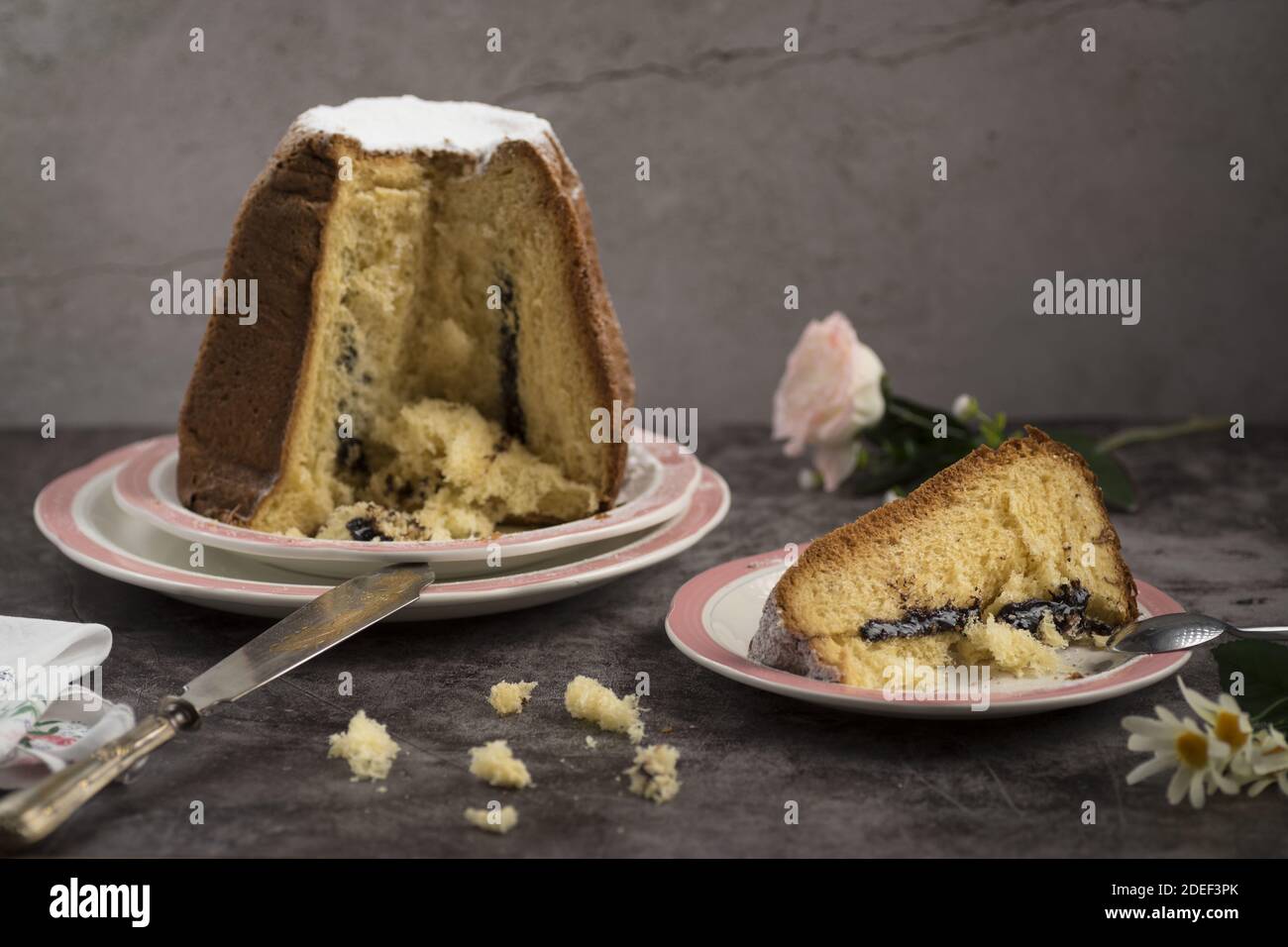 Un délicieux Pandoro avec garniture au chocolat, un pain sucré italien traditionnel populaire autour de Noël et du nouvel an Banque D'Images