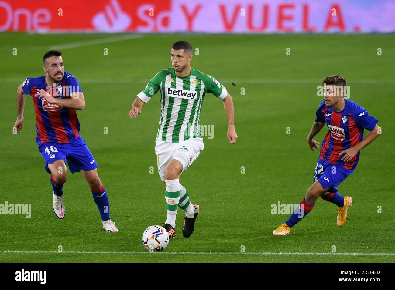 Séville, 30/11/2020. Primera Division Ligue espagnole. LaLiga. Stade Benito Villamarín. Real Betis - SD Eibar. Guido Rodriguez (Real Betis) et Edu Exposito et Alejandro Pozo (Eibar) pendant le match. Photographe: Juan José Úbeda/PROSHOTS. Crédit : Pro Shots/Alamy Live News Banque D'Images