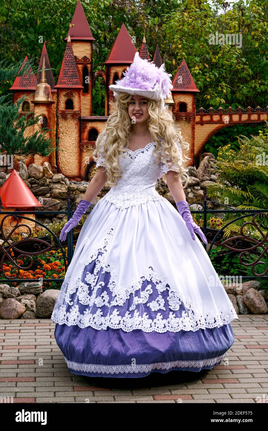 Jeune femme dans une luxueuse robe vintage.Musee de la marionnette juillet 2020 a Preili Lettonie Photo Stock Alamy