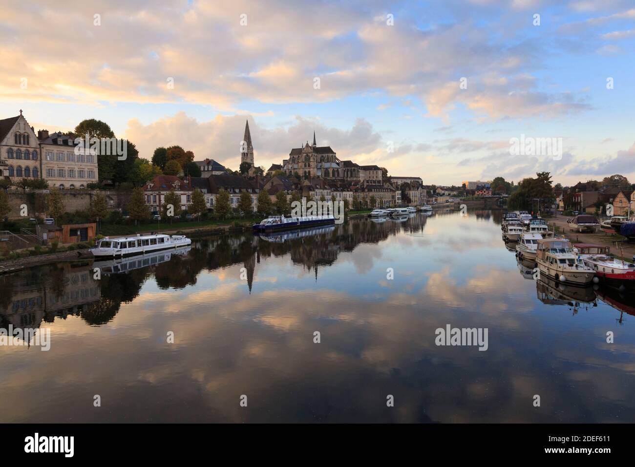 Rivière Yonne à Auxerre, Bourgogne, France Banque D'Images