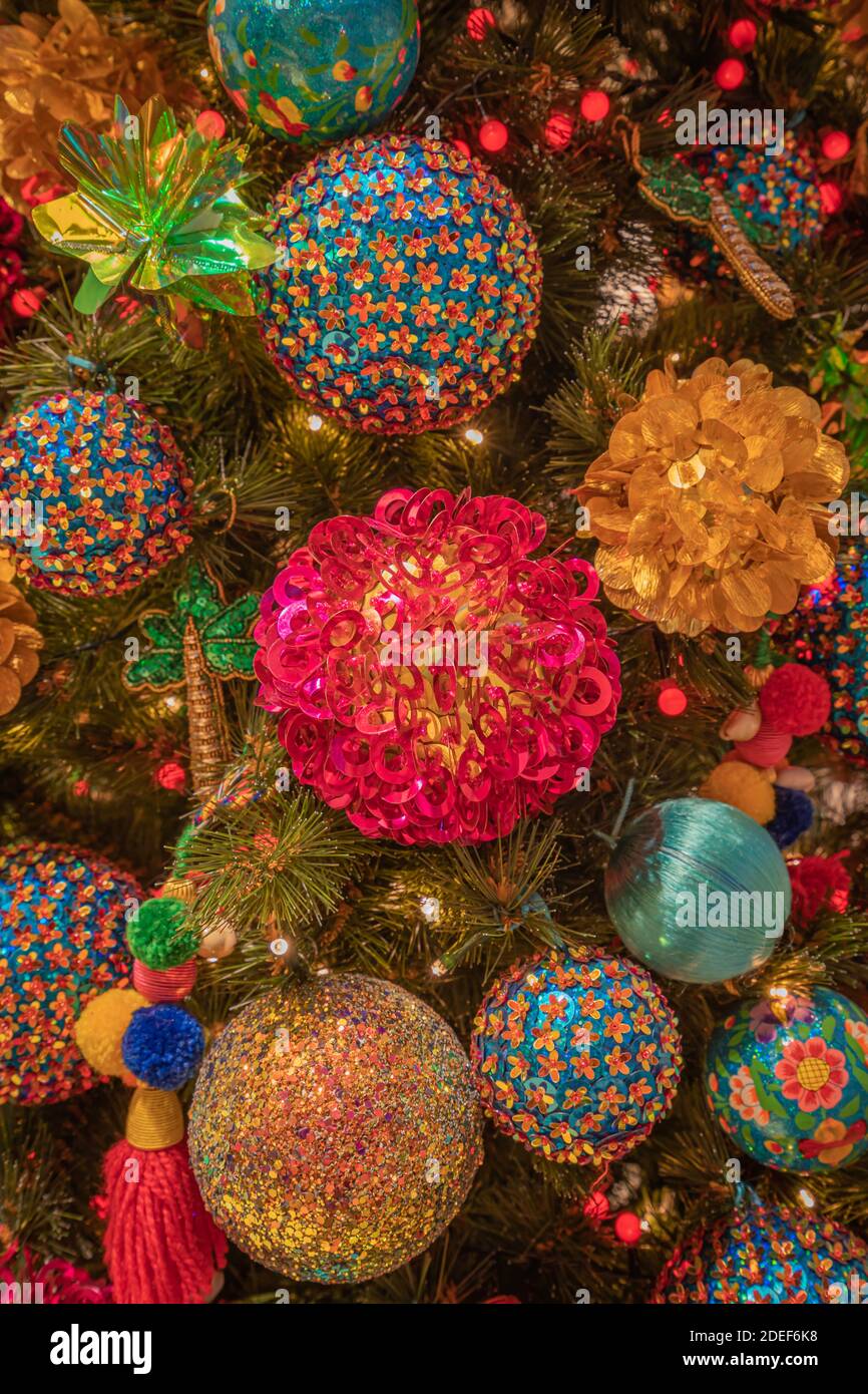 Paris, France - 11 30 2020: Décorations de Noël et boules sur l'arbre de  Noël des Galeries Lafayette Haussmann dans la période Covid Photo Stock -  Alamy