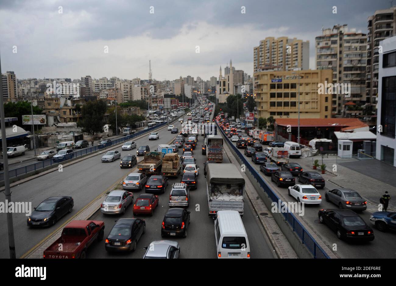 Beyrouth. 30 novembre 2020. Photo prise le 30 novembre 2020 montre le trafic à Beyrouth, Liban. Hamad Hassan, ministre libanais de la Santé, a annoncé dimanche que les mesures de confinement seront progressivement levées à partir de lundi pour permettre aux entreprises de compenser leurs pertes avant les fêtes de Noël et du nouvel an, a rapporté l'Agence nationale de presse. Credit: Bilal Jawich/Xinhua/Alay Live News Banque D'Images