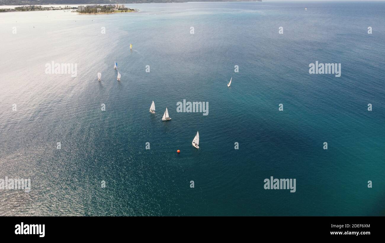 Un groupe de bateaux naviguant le long de la côte nord de Montego Bay Jamaïque; situé dans la mer des Caraïbes. Eaux cristallines et magnifiques. Banque D'Images