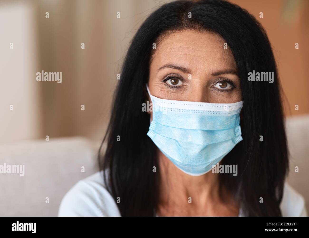 Portrait d'une femme mature portant un masque hygiénique pour prévenir l'infection Banque D'Images