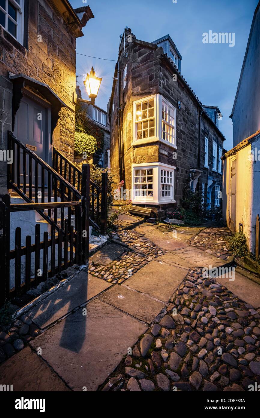 Les rues étroites de Robin Hoods Bay la nuit Banque D'Images