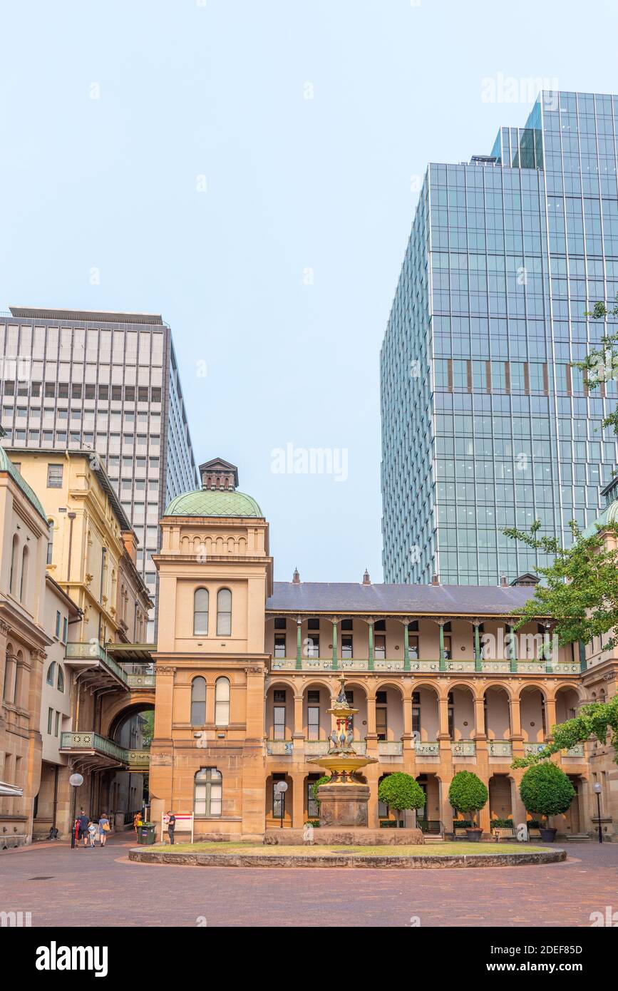 Cour de l'hôpital de Sydney avec la fontaine Robert Brough, Australie Banque D'Images