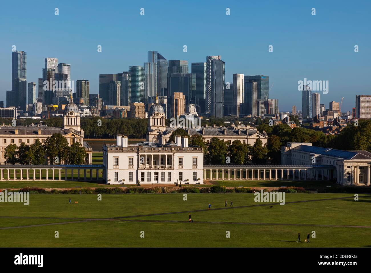 Angleterre, Londres, Greenwich, vue sur la Queens House et les Docklands Skyline depuis Greenwich Park Banque D'Images