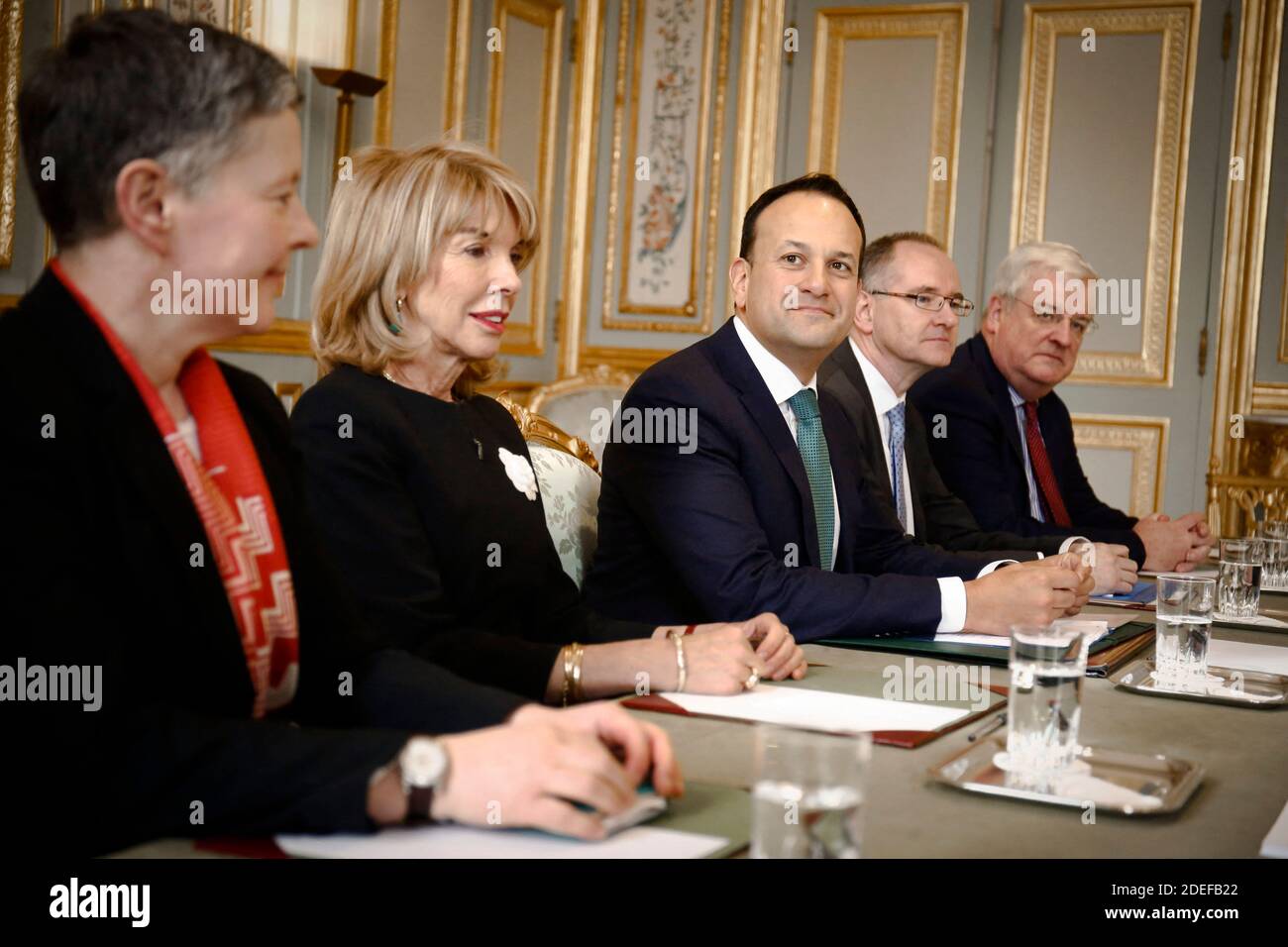 Le Premier ministre irlandais Leo Varadkar assiste à une réunion avec le président français Emmanuel Macron à l'Elysée Palace, à Paris, le 2 avril 2019. Le président français Emmanuel Macron a averti, le 2 avril 2019, que l'Union européenne ne pouvait pas « être prise en otage » de la crise du Brexit et a déclaré qu'une longue prolongation de la date limite pour que la Grande-Bretagne quitte le bloc n'était « pas une certitude ». Lors d'une visite à Paris du Premier ministre irlandais Leo Varadkar, le dirigeant français a déclaré: "Notre priorité doit être le bon fonctionnement de l'Union européenne et du marché unique. Photo de Hamilton/pool/ABACAPRESS.COM Banque D'Images