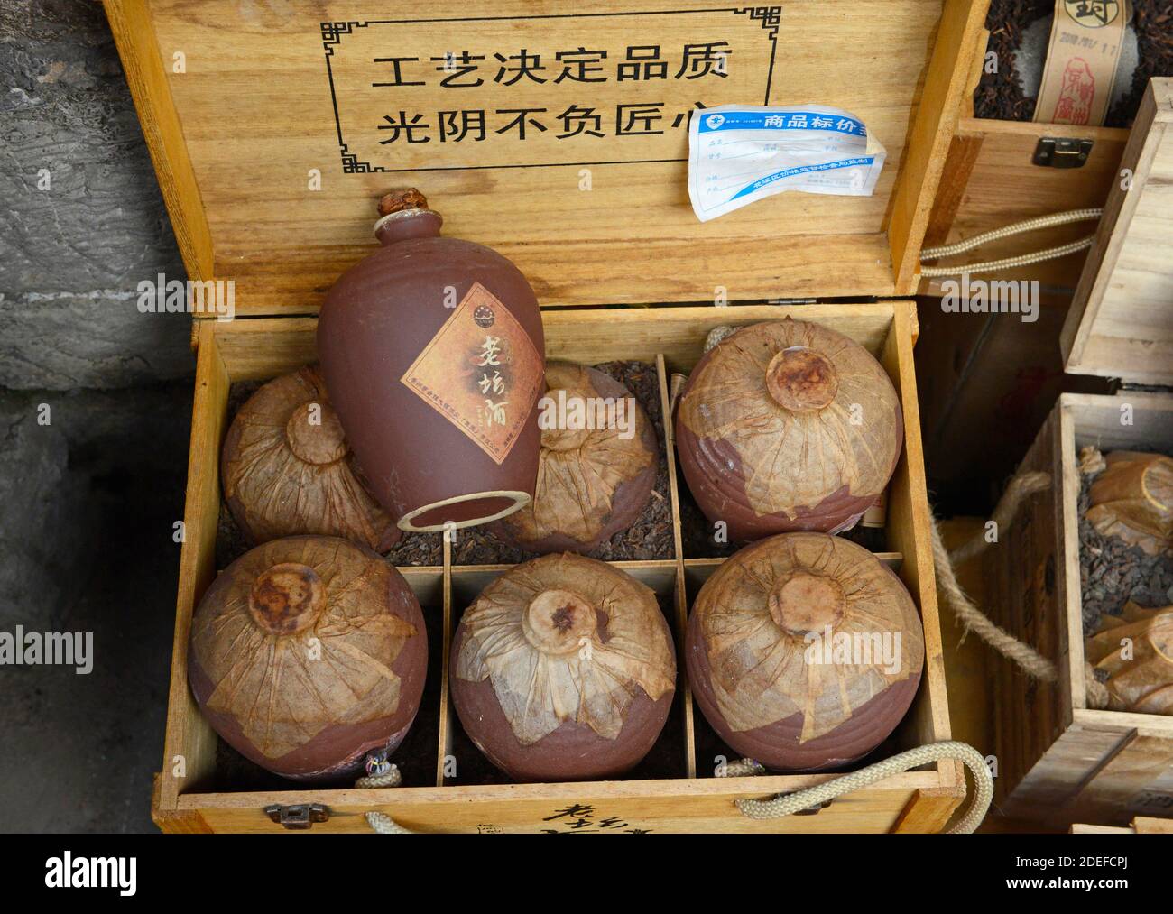 Bouteilles de spiritueux locaux à vendre dans la ville antique de Qingyan près de Guiyang dans la province de Guizhou, en Chine Banque D'Images