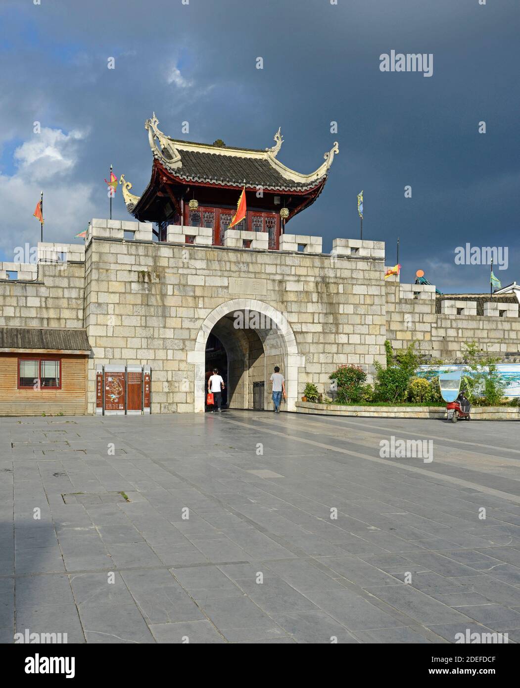 Porte ouest dans le mur de la ville à la ville antique de Qingyan près de Guiyang dans la province de Guizhou, en Chine Banque D'Images