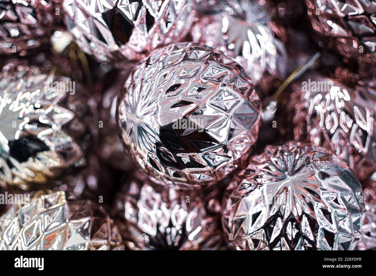 Boules brillantes de Noël en verre gros plan, jouet arbre, mise au point douce Banque D'Images
