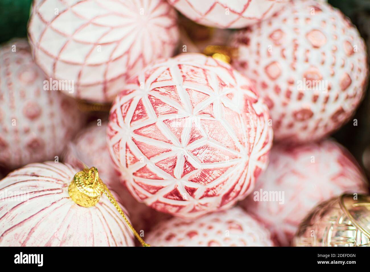 Boules de Noël en céramique gros plan, jouet arbre, mise au point douce Banque D'Images