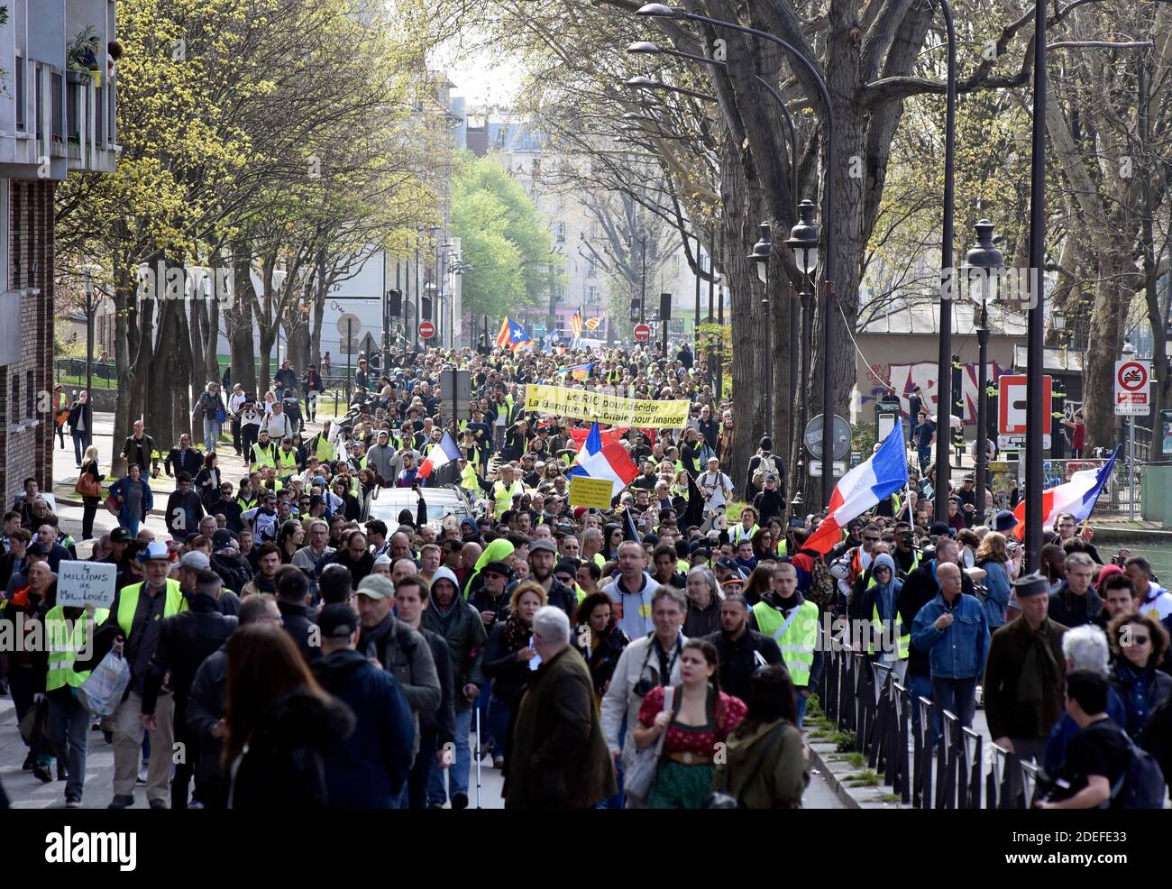 Les manifestants défilent le long du quai de Valmy à Paris, en France, le 6  avril 2019, lors d'une manifestation du mouvement des gilets jaunes (gilets  jaunes) le 21 samedi consécutif. La