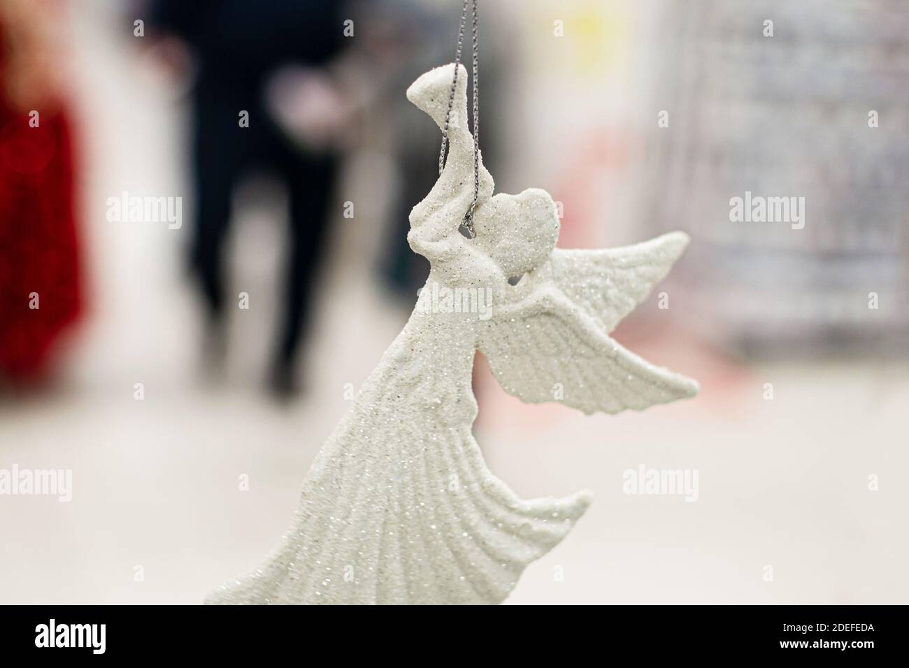 White Tree toy Angel avec paillettes, foyer doux Banque D'Images