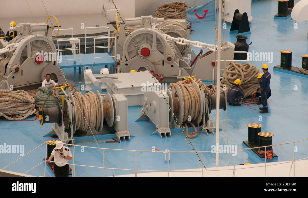 Ancres et lignes de quai sur le pont du bateau de croisière Banque D'Images