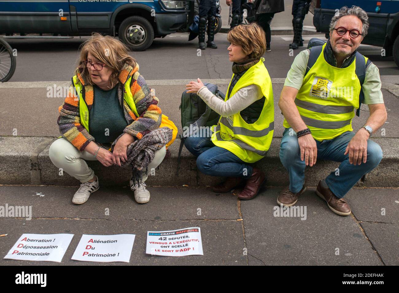 Manifestation des gilets jaunes devant le Sénat à Paris, France le 9 avril 2019 contre la privatisation des aéroports de Paris. Photo de Denis Prezat/avenir photos/ABACAPRESS.COM Banque D'Images