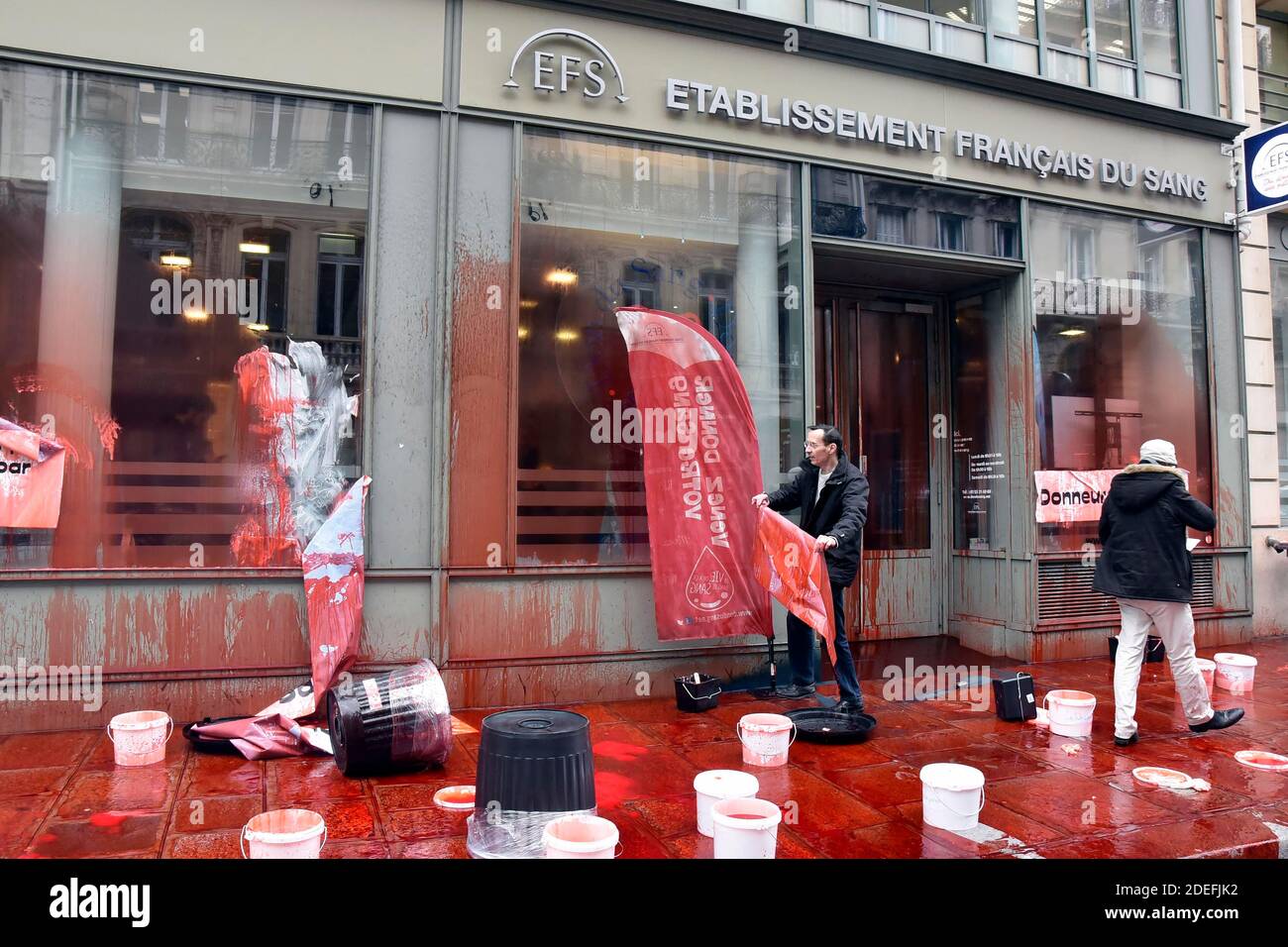 L'Association le droit à la guérison attaque l'établissement de sang français pour dénoncer le présumé scandale de santé autour de la maladie de lyme, à Paris, France, le 10 avril 2019. Photo de Patrice Pierrot/avenir Pictures/ABACAPRESS.COM Banque D'Images