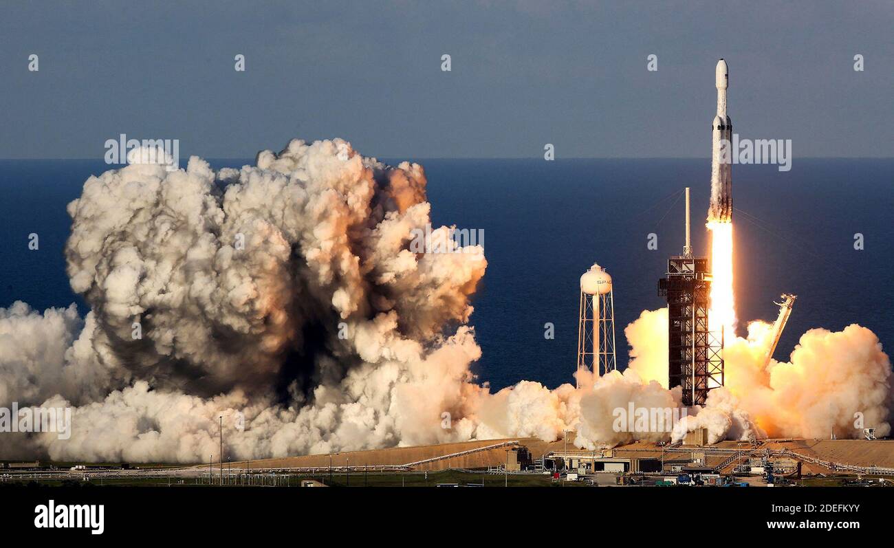 PAS DE FILM, PAS DE VIDÉO, PAS de TV, PAS DE DOCUMENTAIRE - UNE fusée SpaceX Falcon 9 lourde sort à 6:35 du complexe 39A au Kennedy Space Center, Floride, le 10 avril. 2019. Il s'agit du premier lancement commercial du "Heavy" qui est en hausse le satellite Arabsat 6. L'engin spatial fournira un service de KU et de la bande KA au Moyen-Orient et en Afrique du Nord. Photo de Joe Burbank/Orlando Sentinel/TNS/ABACAPRESS.COM Banque D'Images