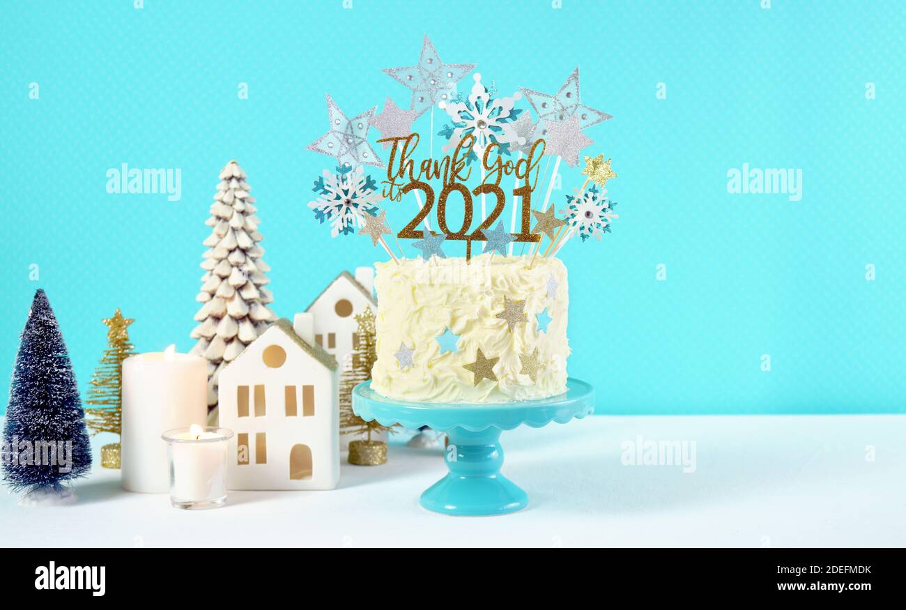 Gateau De Fete De La Saint Sylvestre Sur Un Support A Gateau Au Theme Bleu Blanc Et Or Decore Avec Des Etoiles Et Humoristique Merci Dieu C Est 21 Topper D Photo Stock Gateau De Fete De La Saint Sylvestre Sur Un Support A Gateau Au Theme Bleu Blanc Et Or Decore Avec Des Etoiles Et Humoristique Merci Dieu C Est 21 Topper D Photo Stock