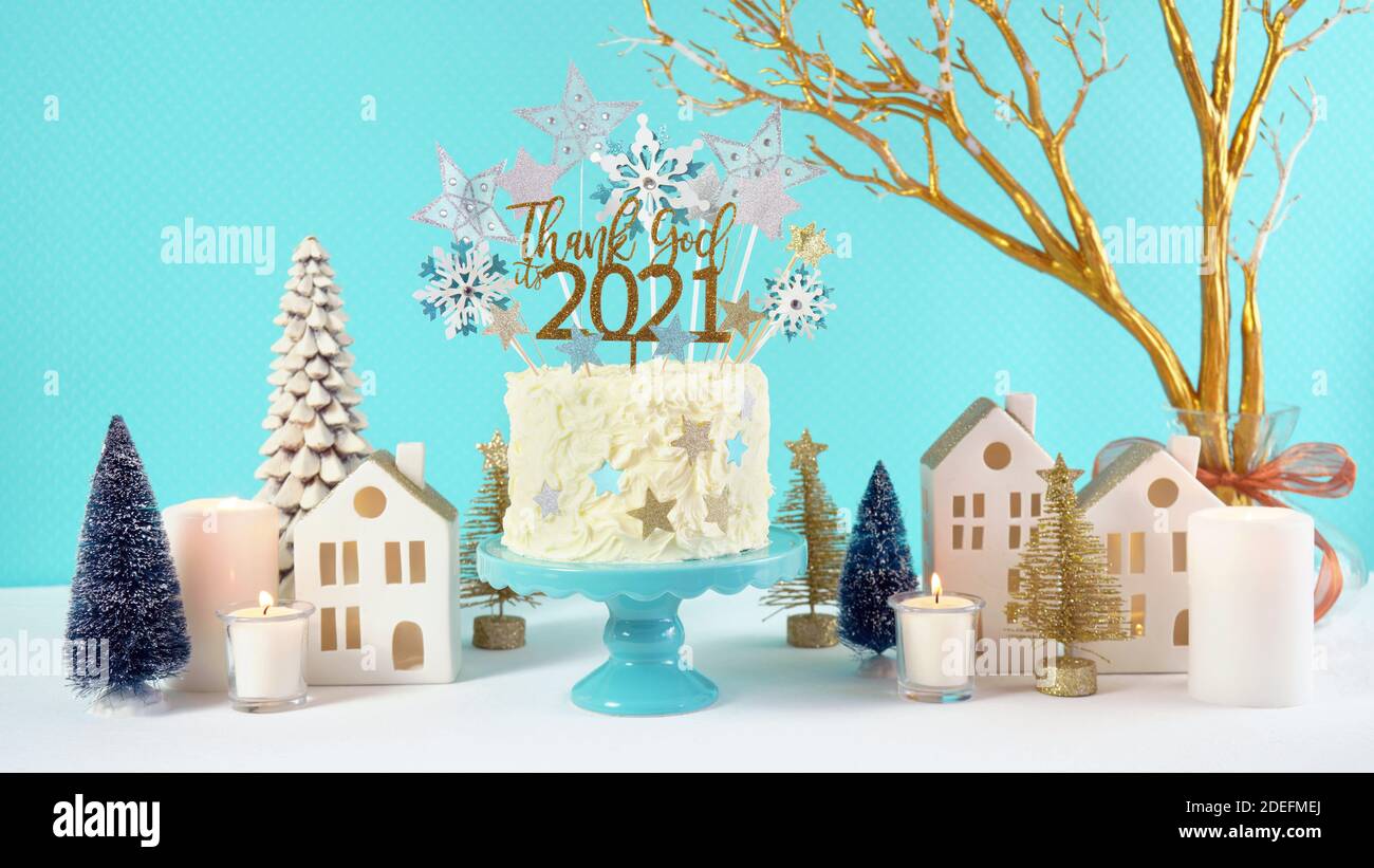 Gateau De Fete De La Saint Sylvestre Sur Un Support A Gateau Au Theme Bleu Blanc Et Or Decore Avec Des Etoiles Et Humoristique Merci Dieu C Est 21 Topper D Photo Stock