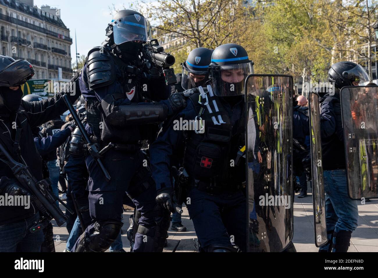 Plusieurs milliers de personnes se sont rassemblées à Paris pour le 22ème jour de mobilisation du mouvement des Vêts jaunes. Le cortège a défilé de la place de la Nation à la place de la République pour protester contre les politiques d'Emmanuel Macron et de son gouvernement. Des affrontements se sont produits à la fin de la démonstration. Une forte présence policière avec de nombreux officiers de LBD armés (flashball) a eu lieu à la place de la République pour éviter tout débordement et faire appliquer la nouvelle loi anti-crackers. Paris, France, le 13 avril 2019. Photo de Samuel Boivin / ABACAPRESS.COM Banque D'Images