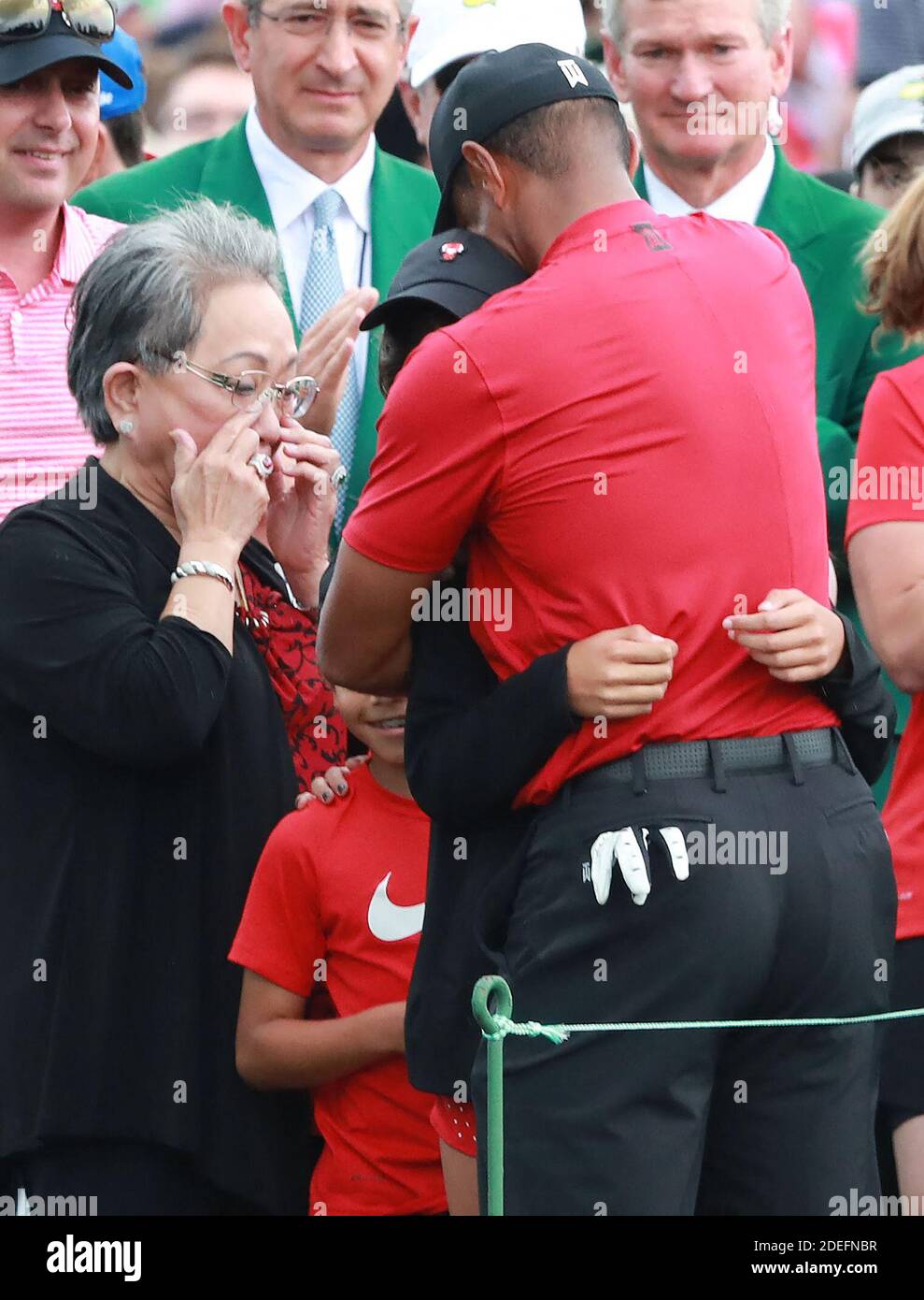 PAS DE FILM, PAS DE VIDÉO, PAS de TV, PAS DE DOCUMENTAIRE - la mère de Tiger Woods Kultida Woods balaye les larmes alors qu'il embrasse sa fille Sam et son fils Charlie derrière le 18e vert après avoir remporté les Masters le dimanche 14 avril 2019, à Augusta, GA, Etats-Unis. Photo de Curtis Compton/Atlanta Journal-Constitution/TNS/ABACAPRESS.COM Banque D'Images