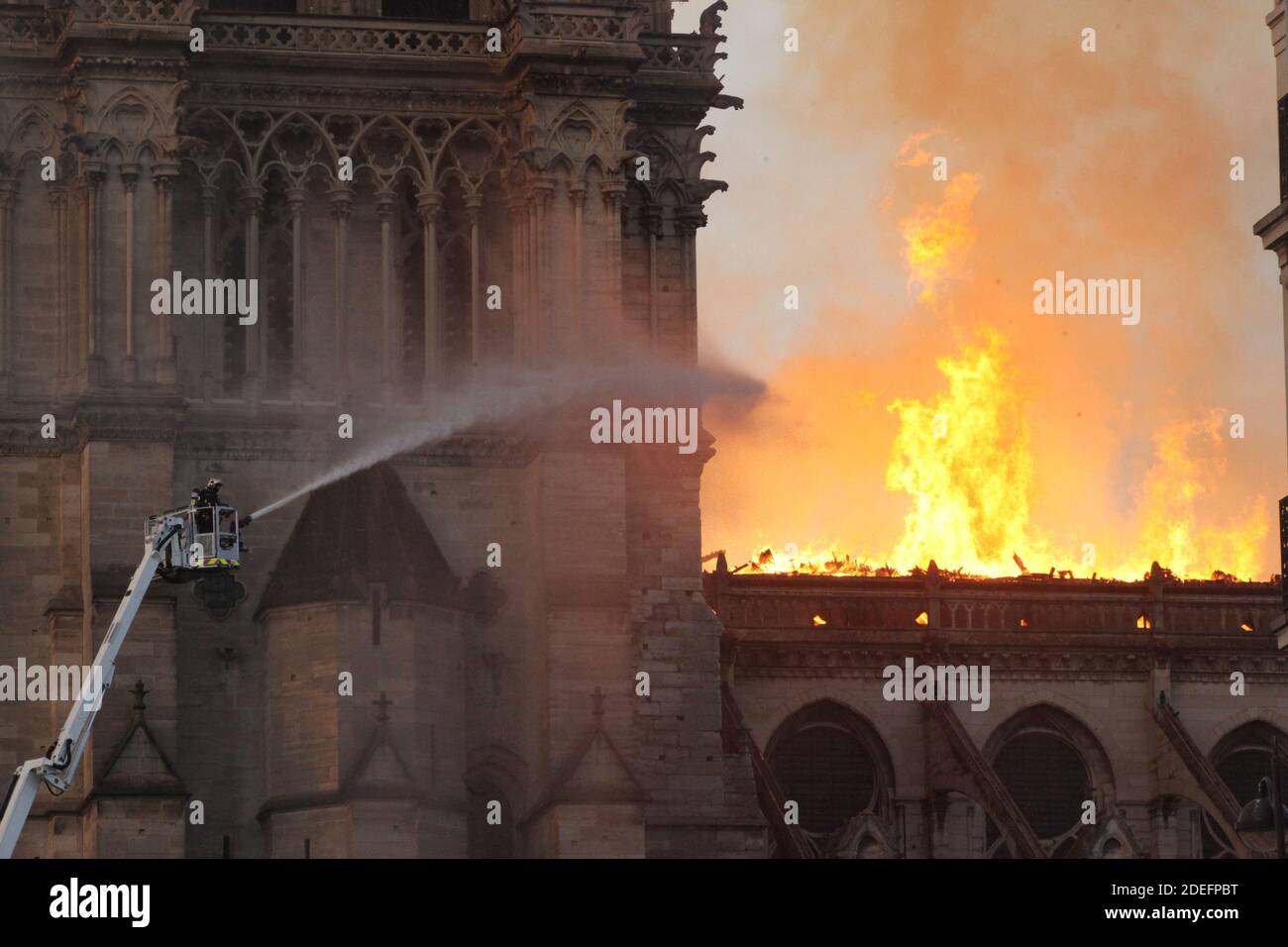 Les pompiers se battent pour éteindre un incendie géant qui engloutit la cathédrale notre-Dame de Paris, en France, le 15 avril 2019. Un énorme feu a balayé le toit de la célèbre cathédrale notre-Dame dans la capitale française, envoyant des flammes et d'énormes nuages de fumée grise qui s'enfermaient dans le ciel. Les flammes et la fumée s'enfuyaient de la flèche et du toit de la cathédrale gothique, visitée par des millions de personnes par an. Photo de Raul Benegas/ABACAPRESS.COM Banque D'Images